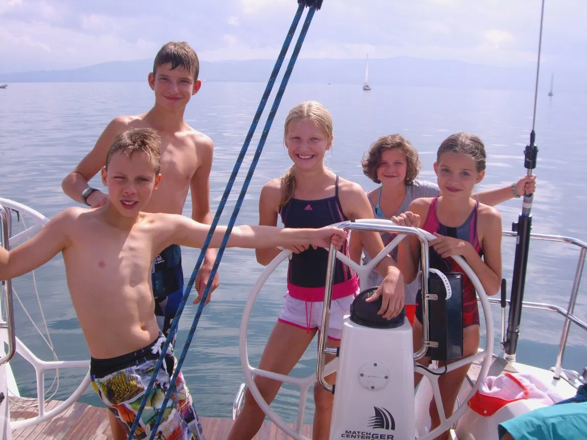 Jugendliche am Steuerrad der Yacht