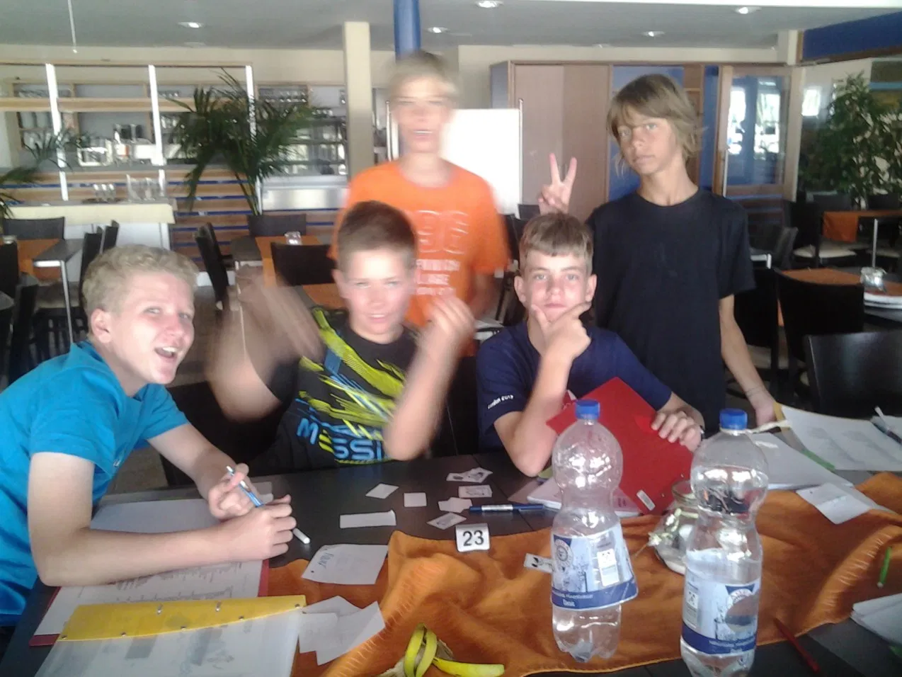 Sprachtraining an Land mit Karten und Aufgaben