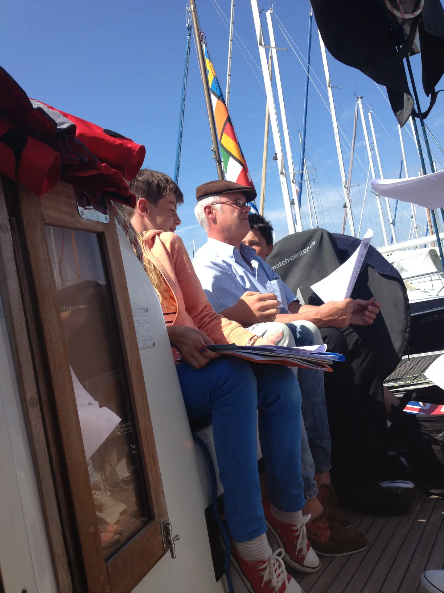 Lernen an Deck mit Skipper und Unterlagen