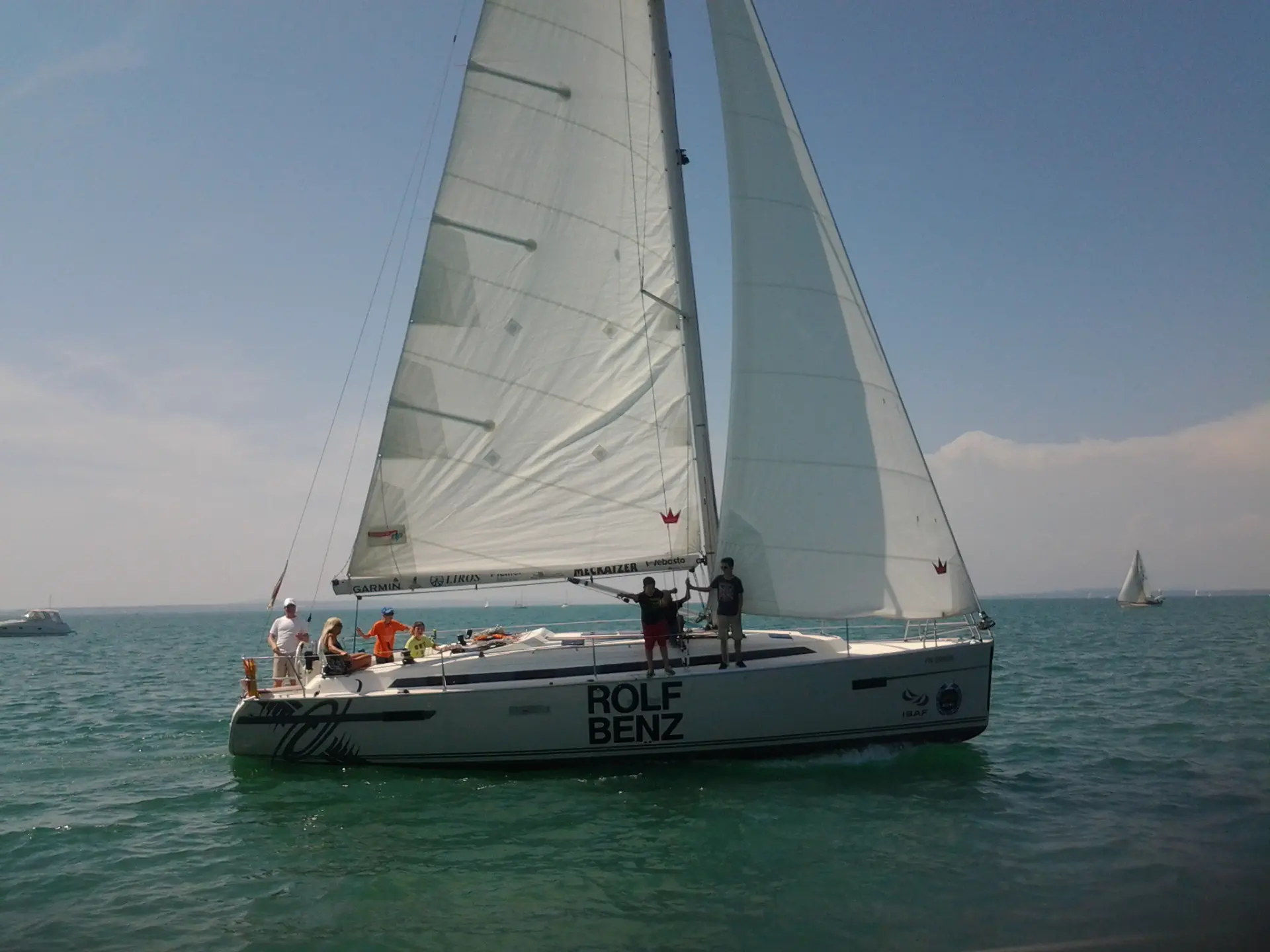 Segelyacht mit Crew des Sailing Classroom auf dem Bodensee
