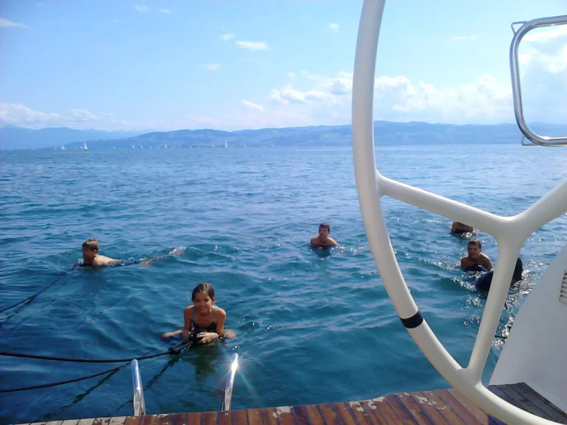 Badepause im Bodensee neben der Yacht