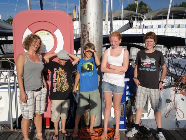 Camp-Gruppe mit Betreuerin am Steg