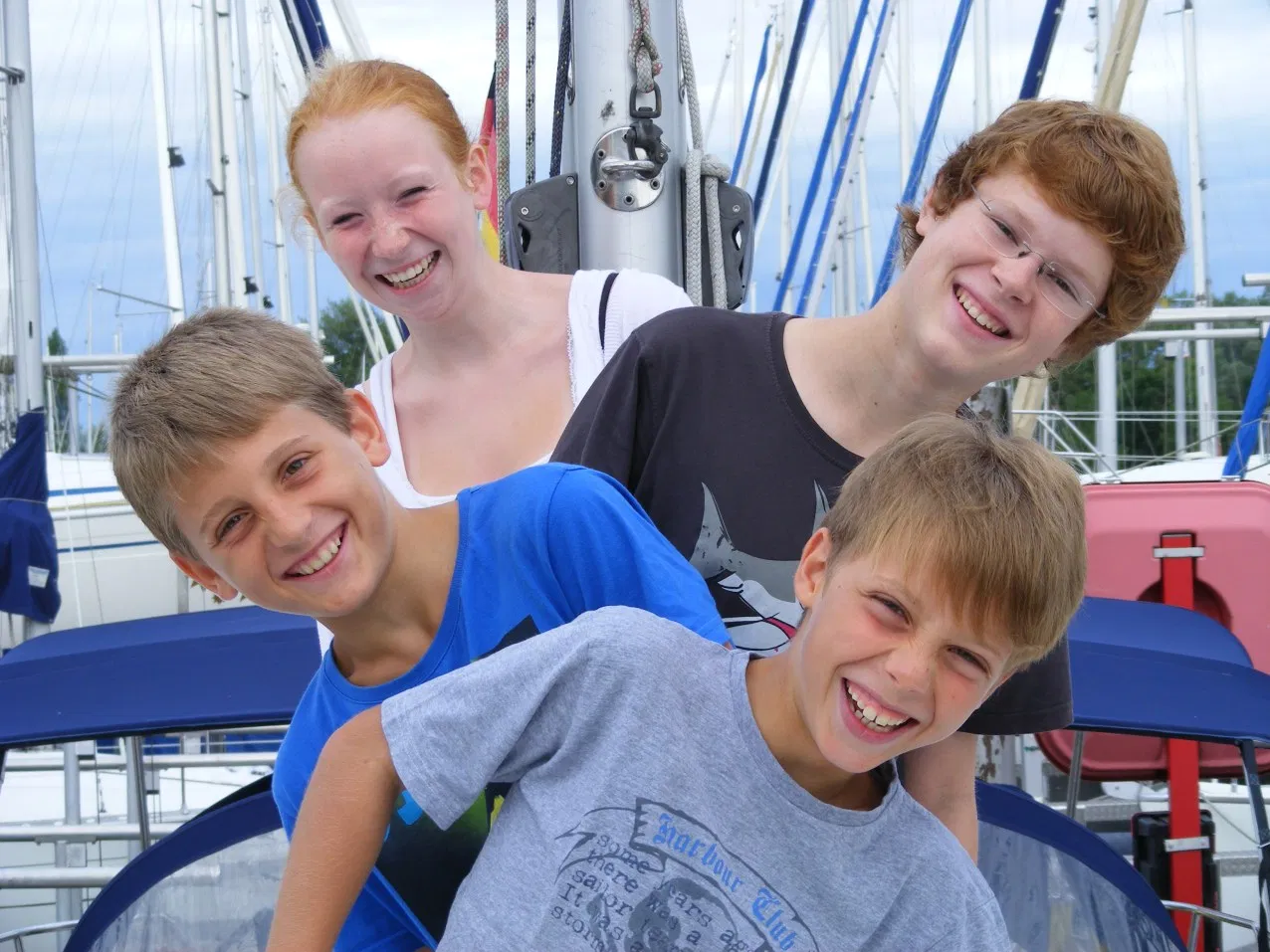 Lachende Camp-Teilnehmer im Hafen