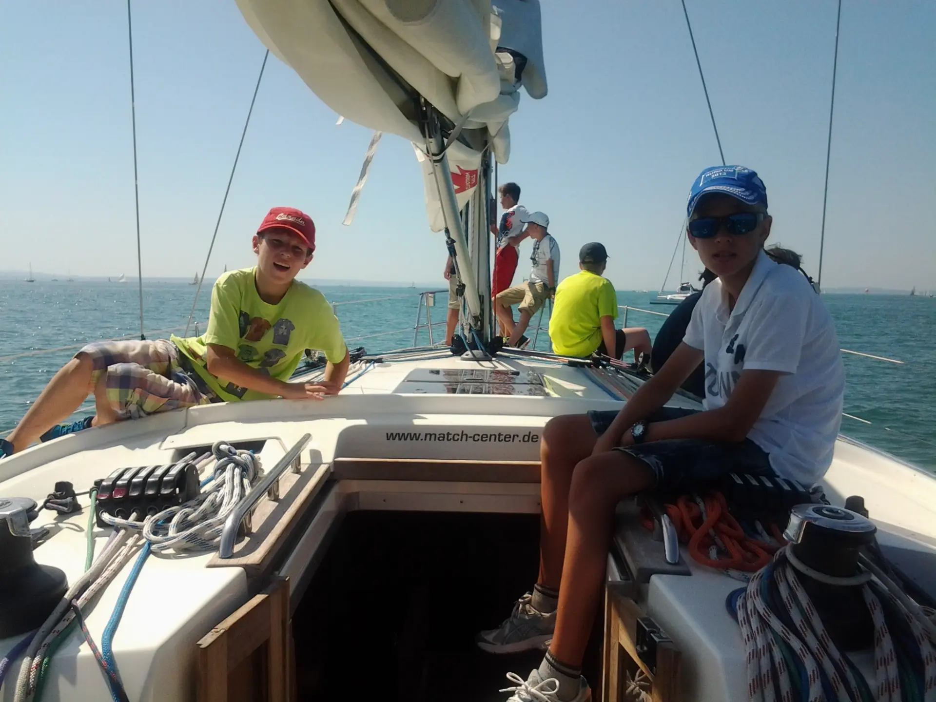 Jugendliche an Deck während des Segeltörns