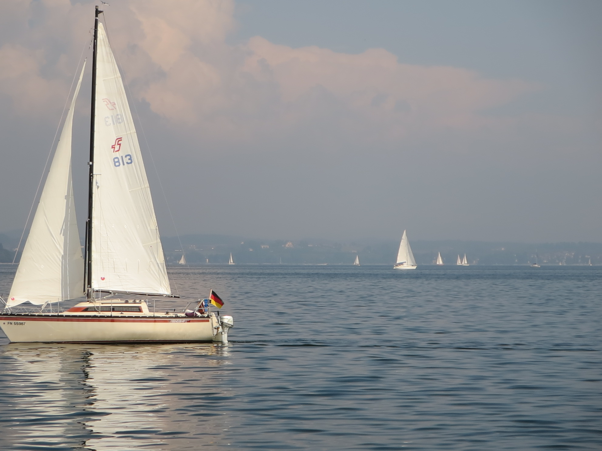 Segelboot bei ruhigem Wetter auf dem Bodensee