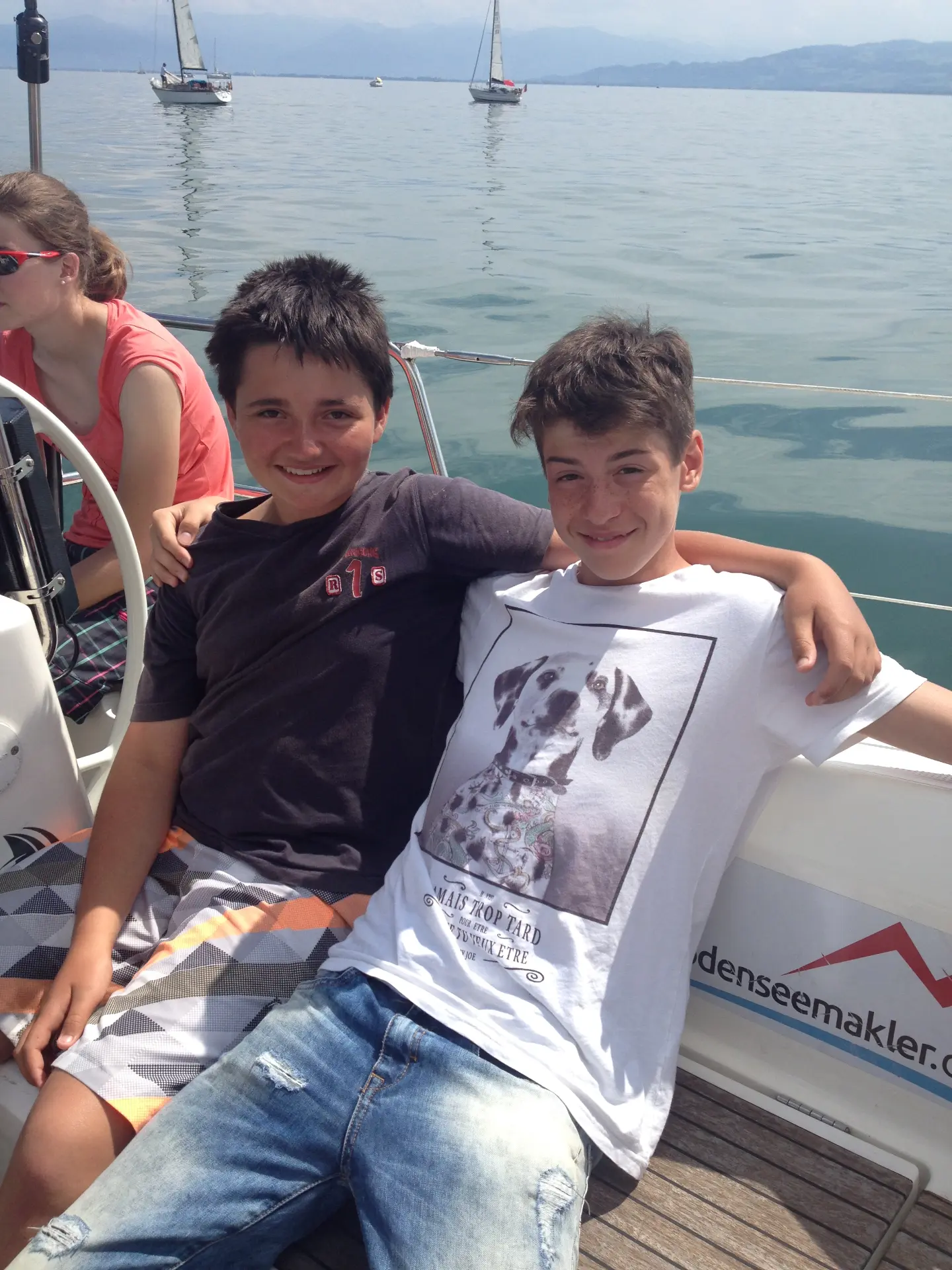 Zwei Teilnehmer entspannen im Cockpit der Yacht