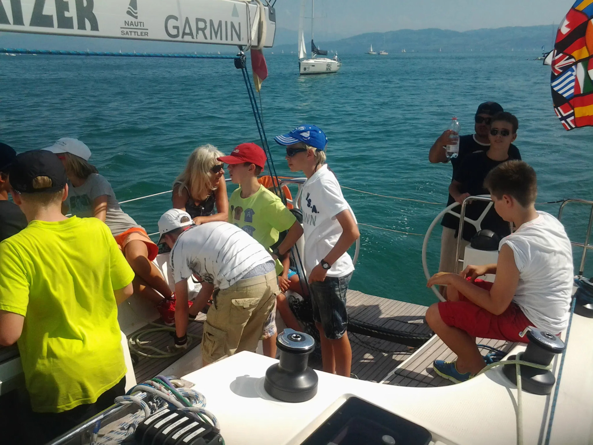 Crew im Cockpit der Yacht auf dem Bodensee