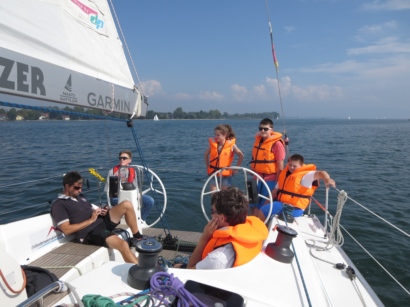 Crew mit Rettungswesten beim Segeln auf dem Bodensee