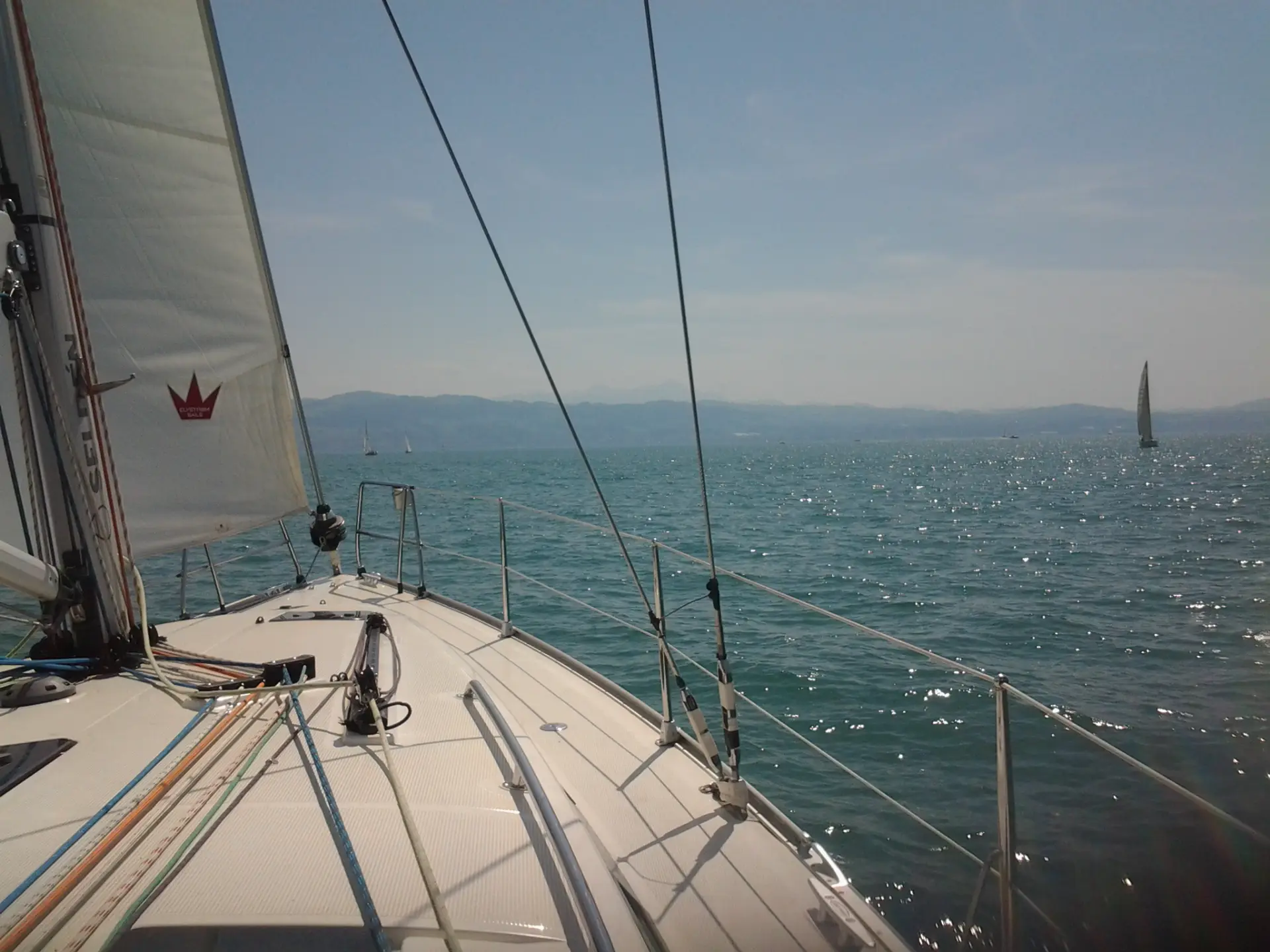 Blick über das Vordeck auf den Bodensee