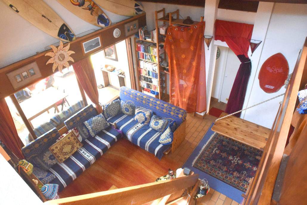 Haus des Surfcamps zwischen Dünen und Pinien